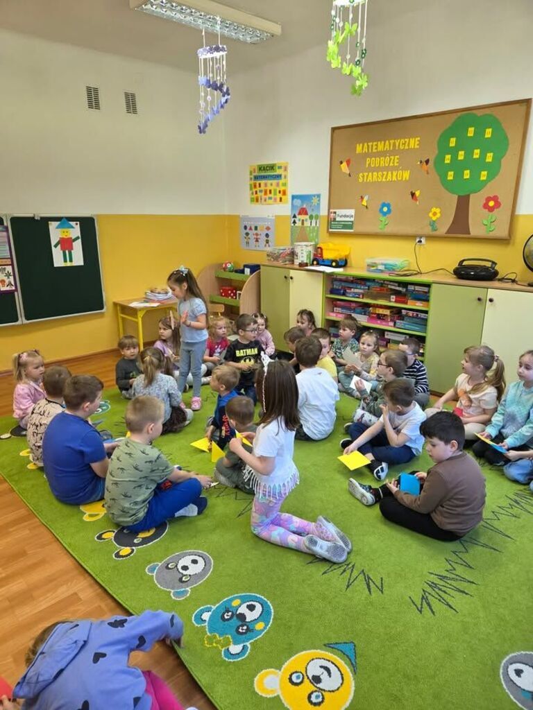dzieci bawią się na dywanie