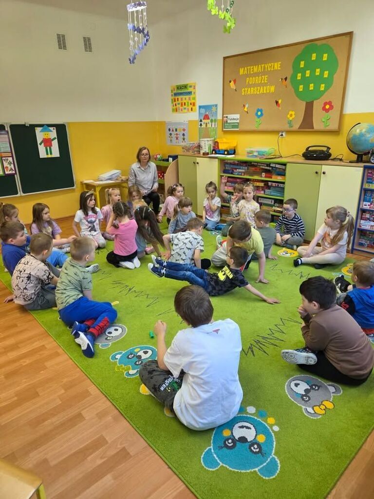 dzieci bawią się na dywanie