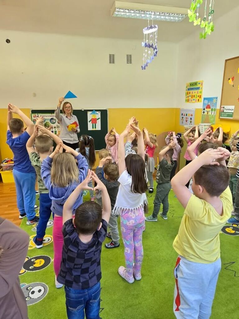dzieci bawią się na dywanie