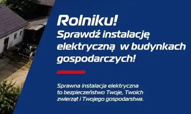 Plakat informacyjny z napisem: "Rolniku! Sprawdź instalację elektryczną w budynkach gospodarczych!" na niebieskim tle. W tle widać fragment budynku gospodarczego.